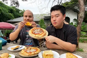 Jalan Makan Kedai Roti Ibu Saya, nggak nyangka enaknya pizza cuma Rp 13 ribu