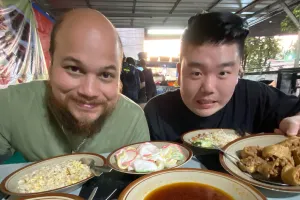 Jalan Makan Ayam Gohyong, ngantre 2 jam demi kuliner garing dan gurih ini